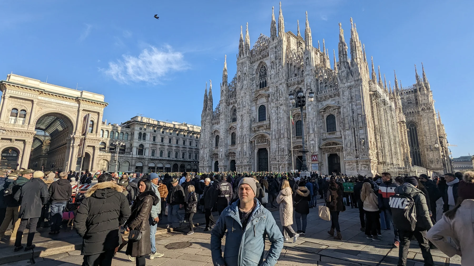 Igor frente al Duomo de Milán durante un viaje a Italia
