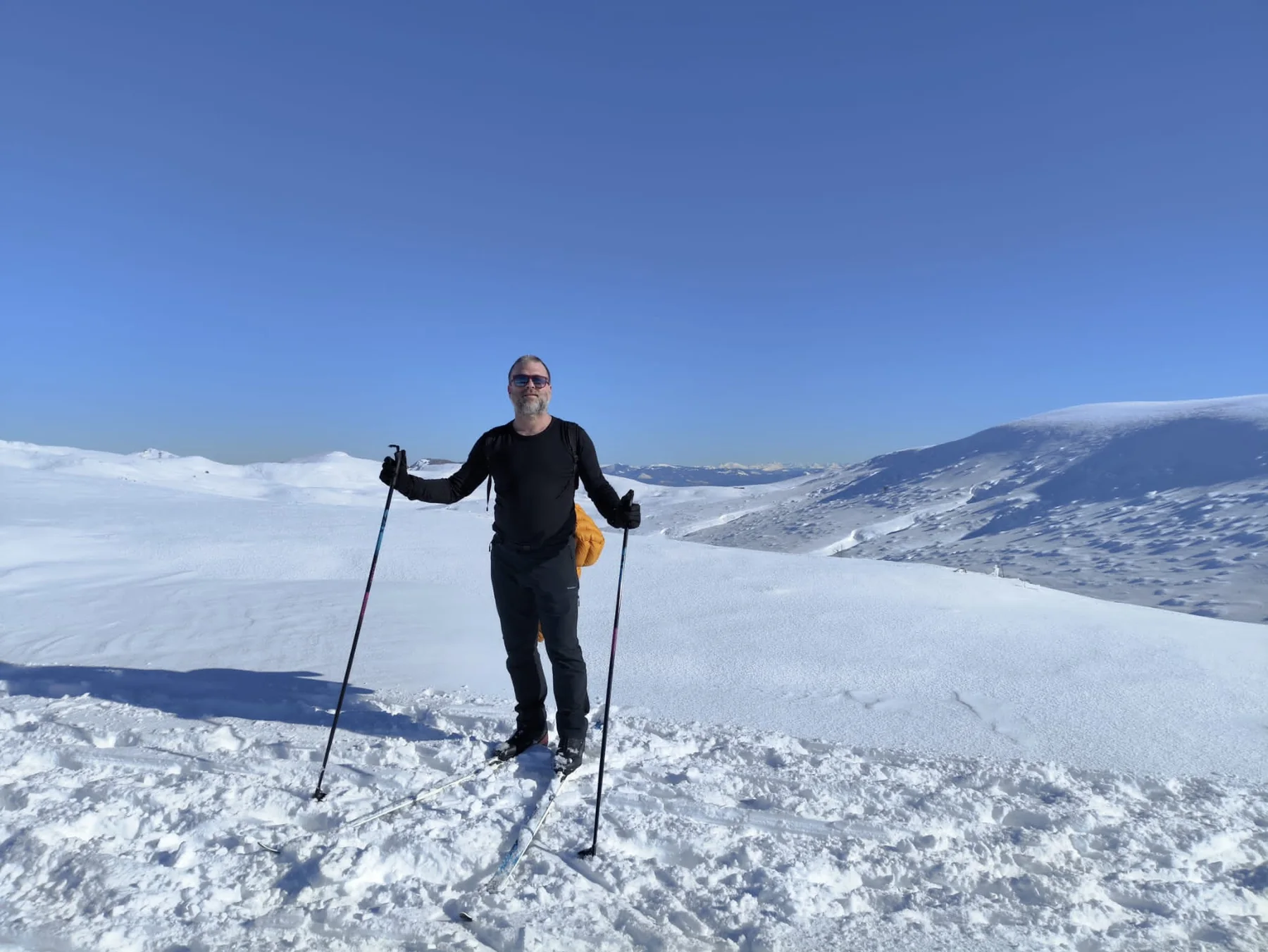 Igor haciendo una ruta con raquetas por un paisaje nevado