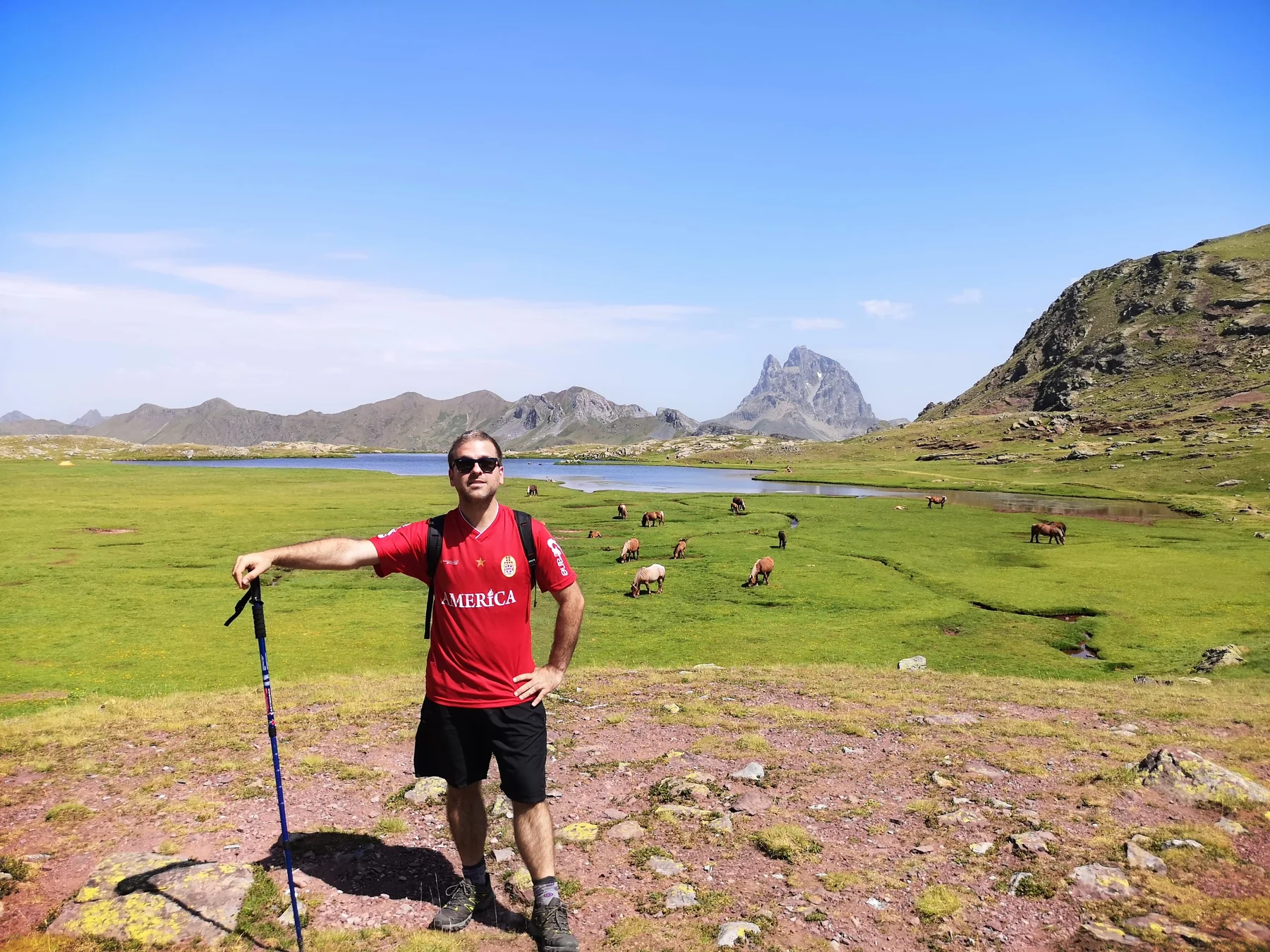 Igor de excursión junto a un ibón de los Pirineos