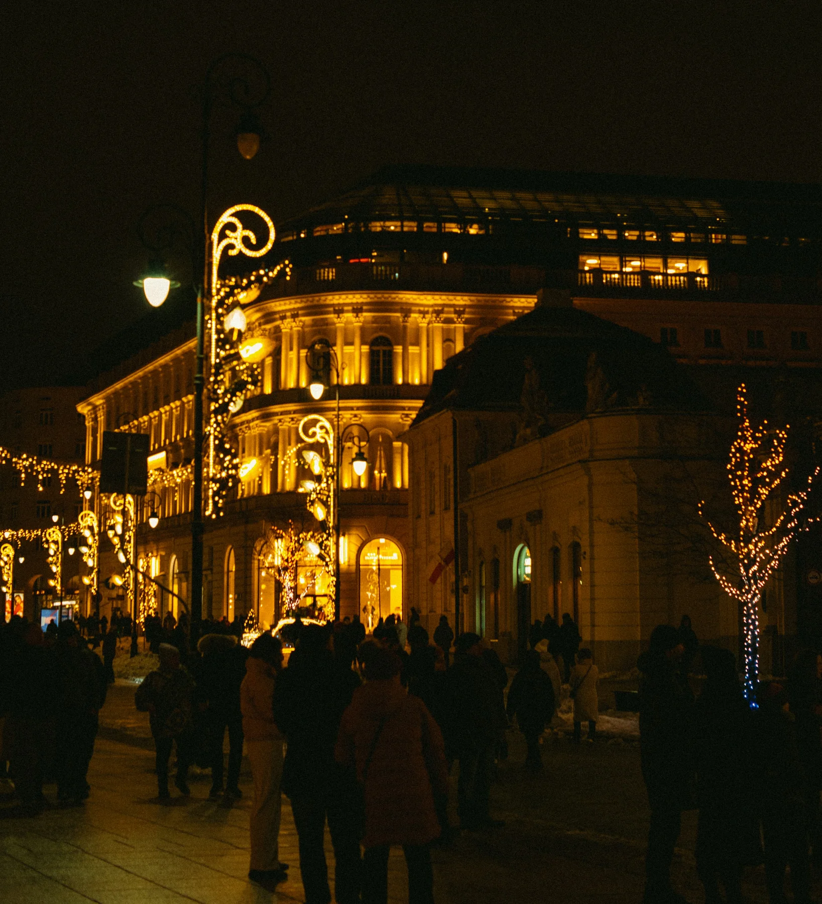 Calle con luces navideñas