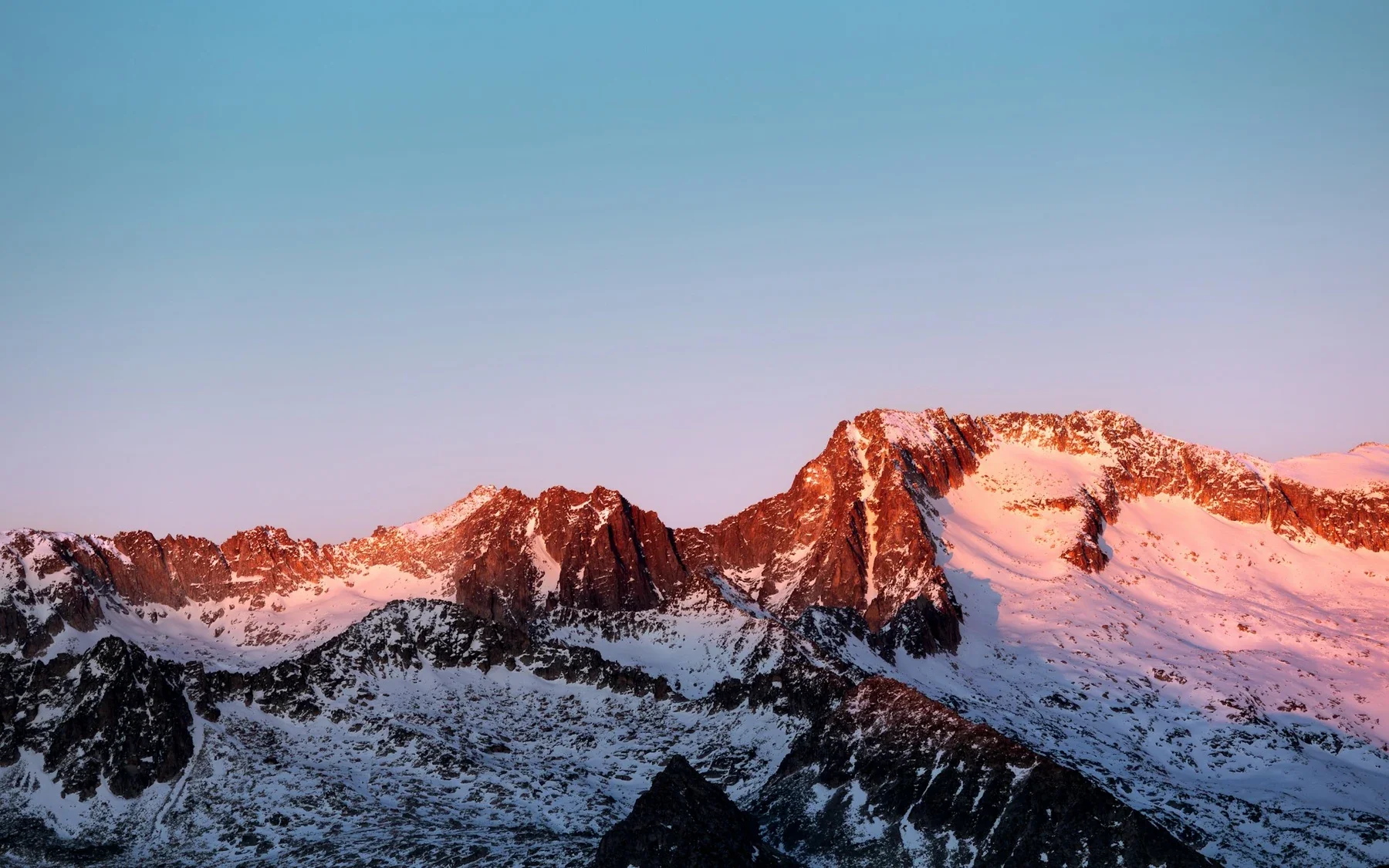 Paisaje invernal con montañas y nieve