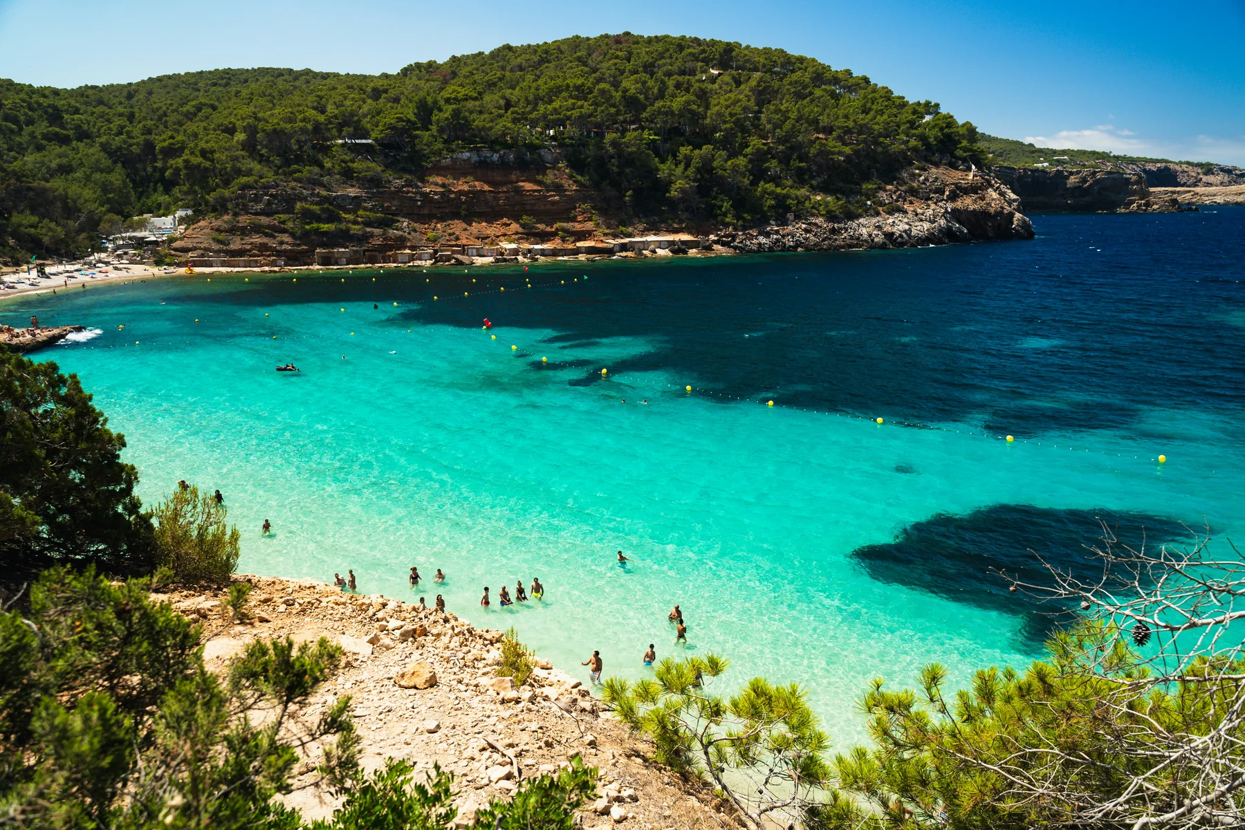 Costa mediterránea con acantilados