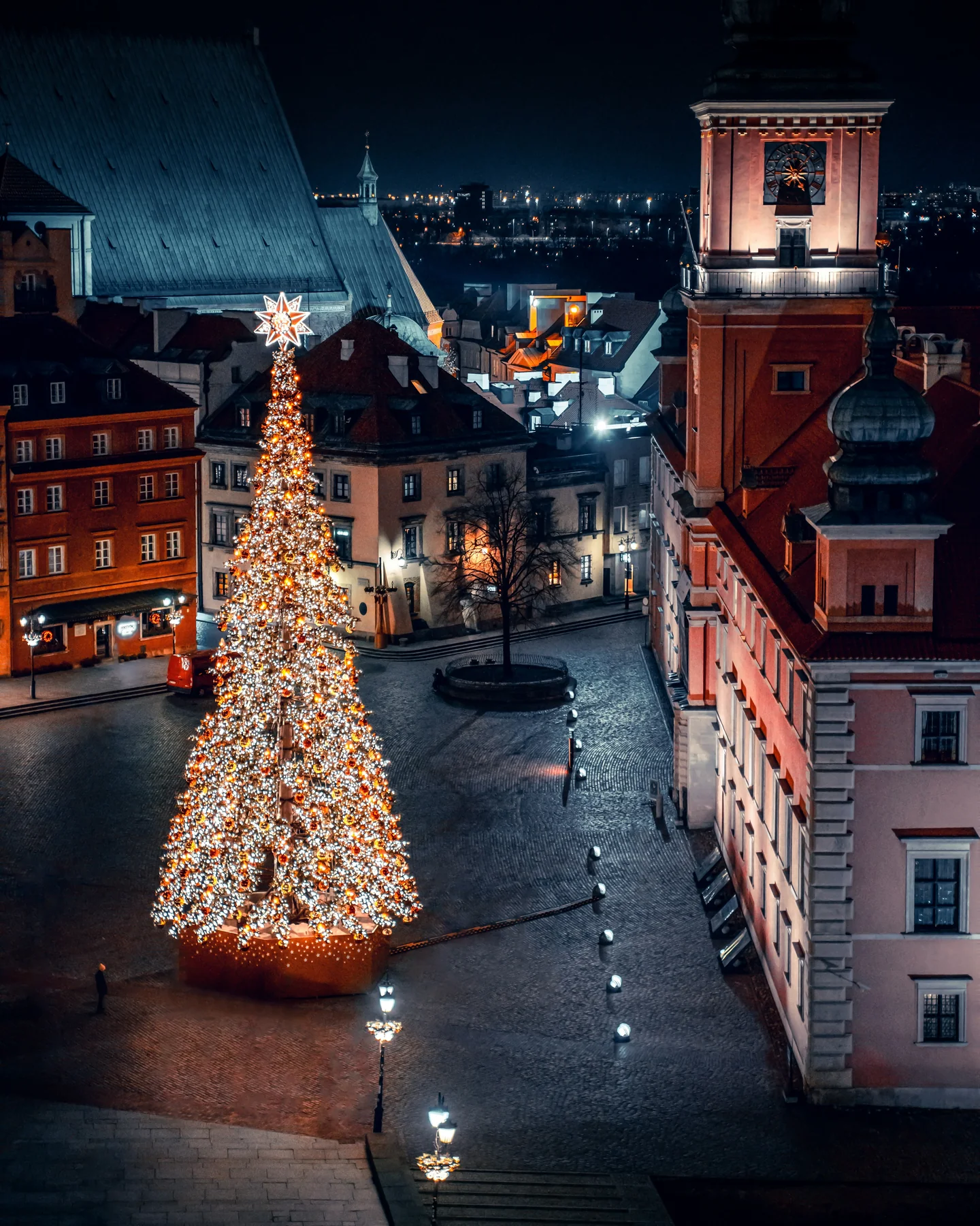 Plaza con árbol de Navidad iluminado