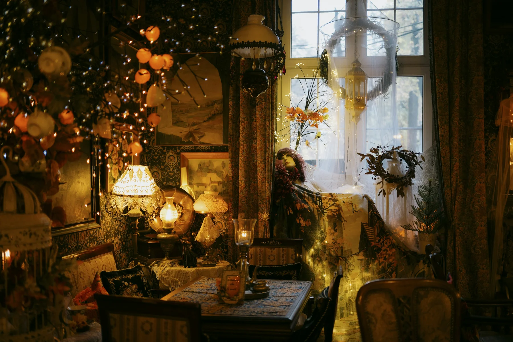 Café acogedor con luz cálida