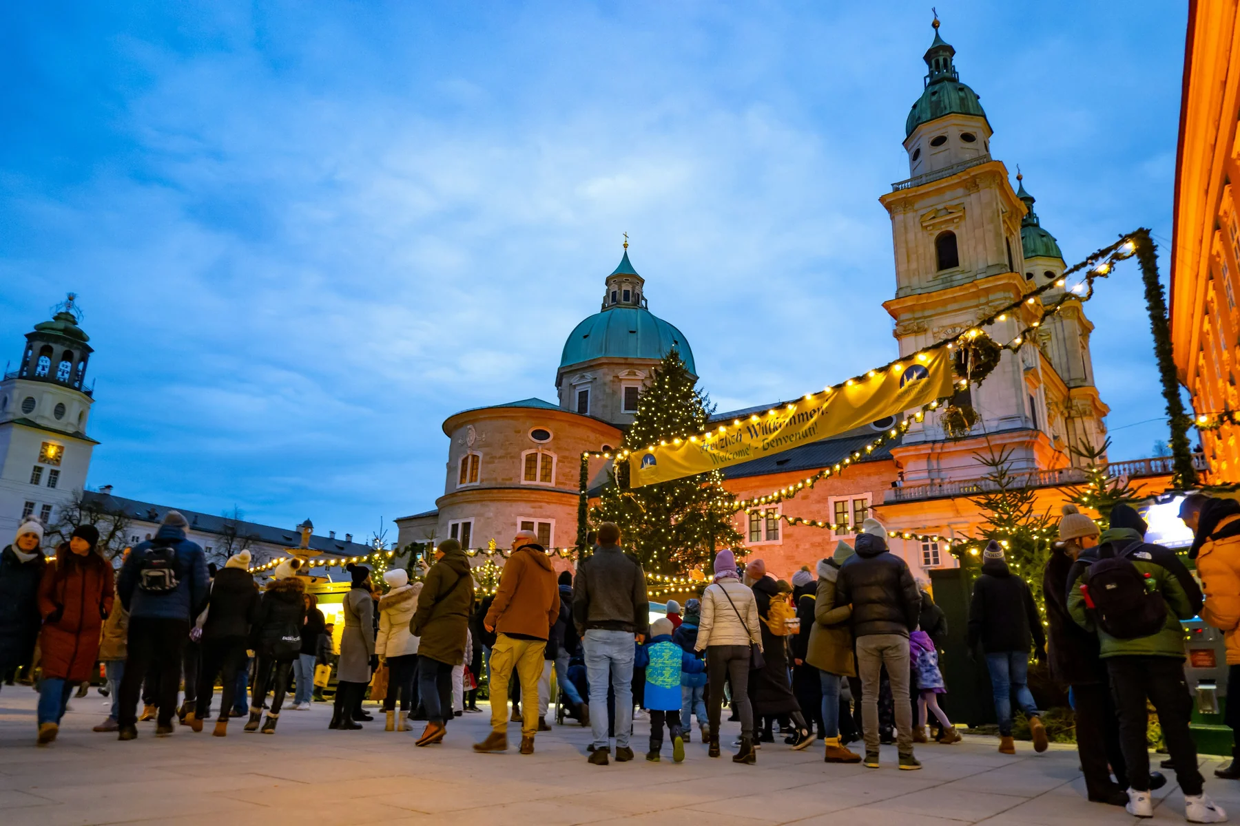 Mercado navideño con luces