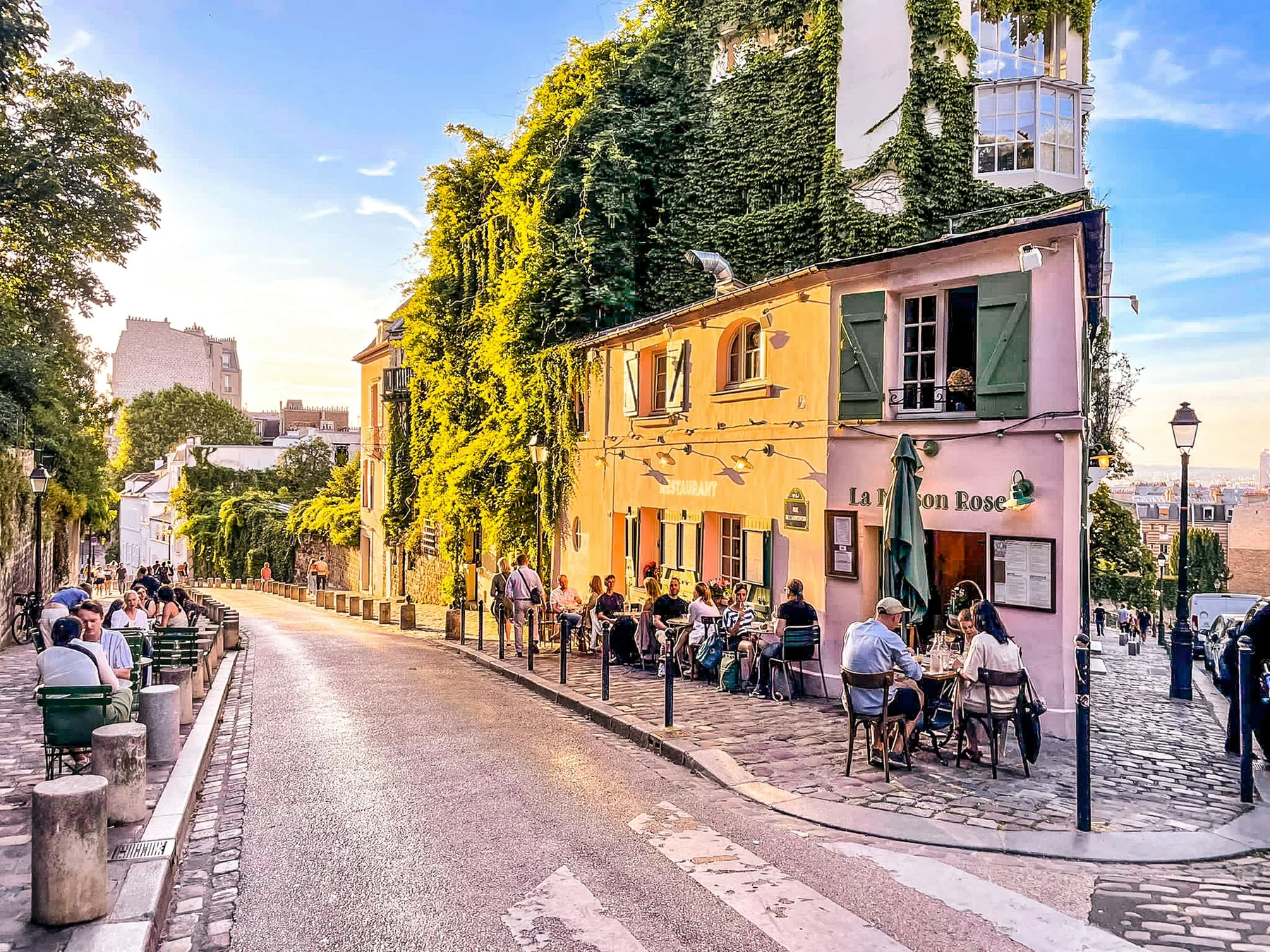 Café parisino con terraza