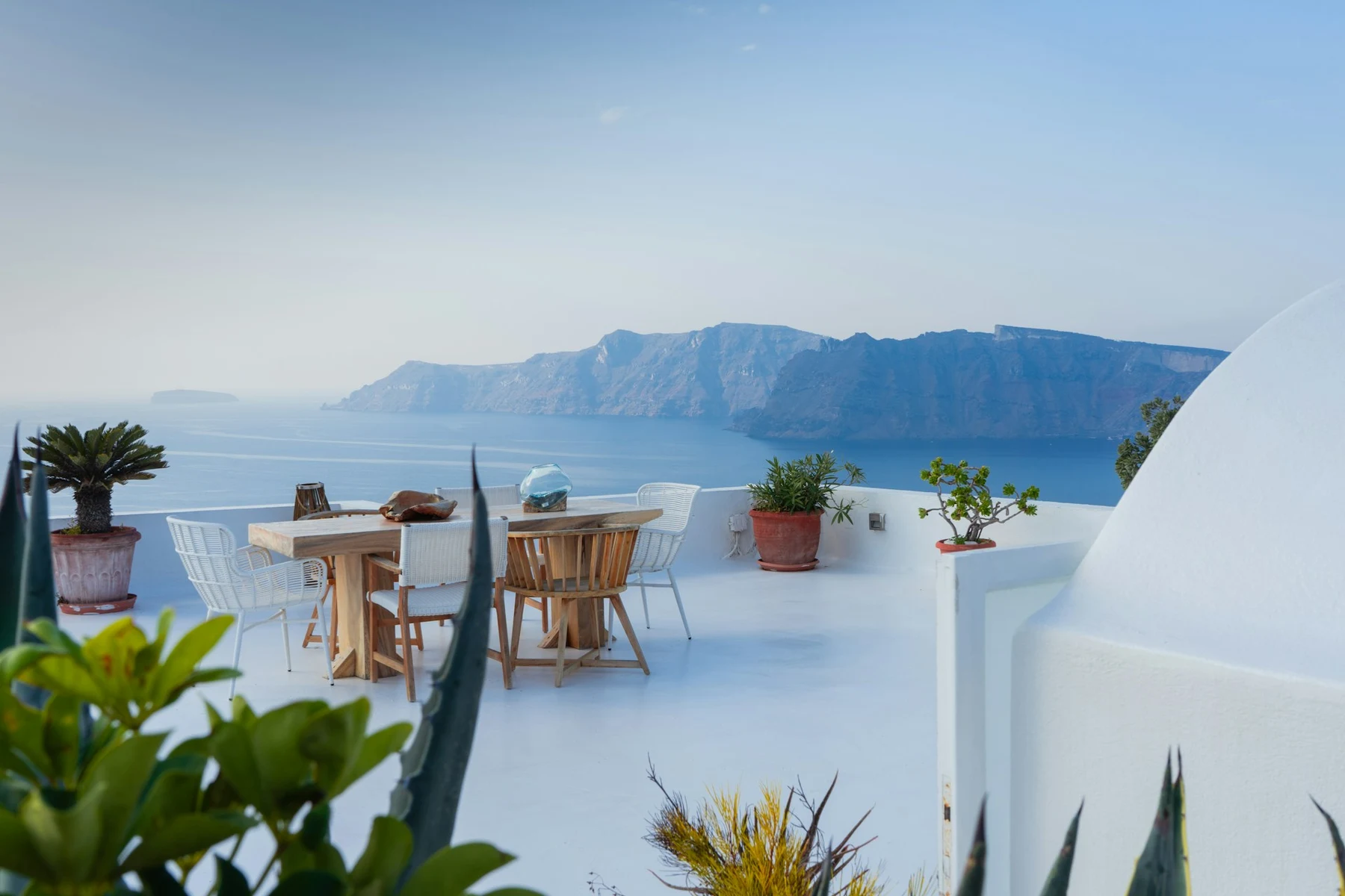 La Isla de Zafiro: Cómo sobrevivir a Santorini sin ser devorado por el postureo