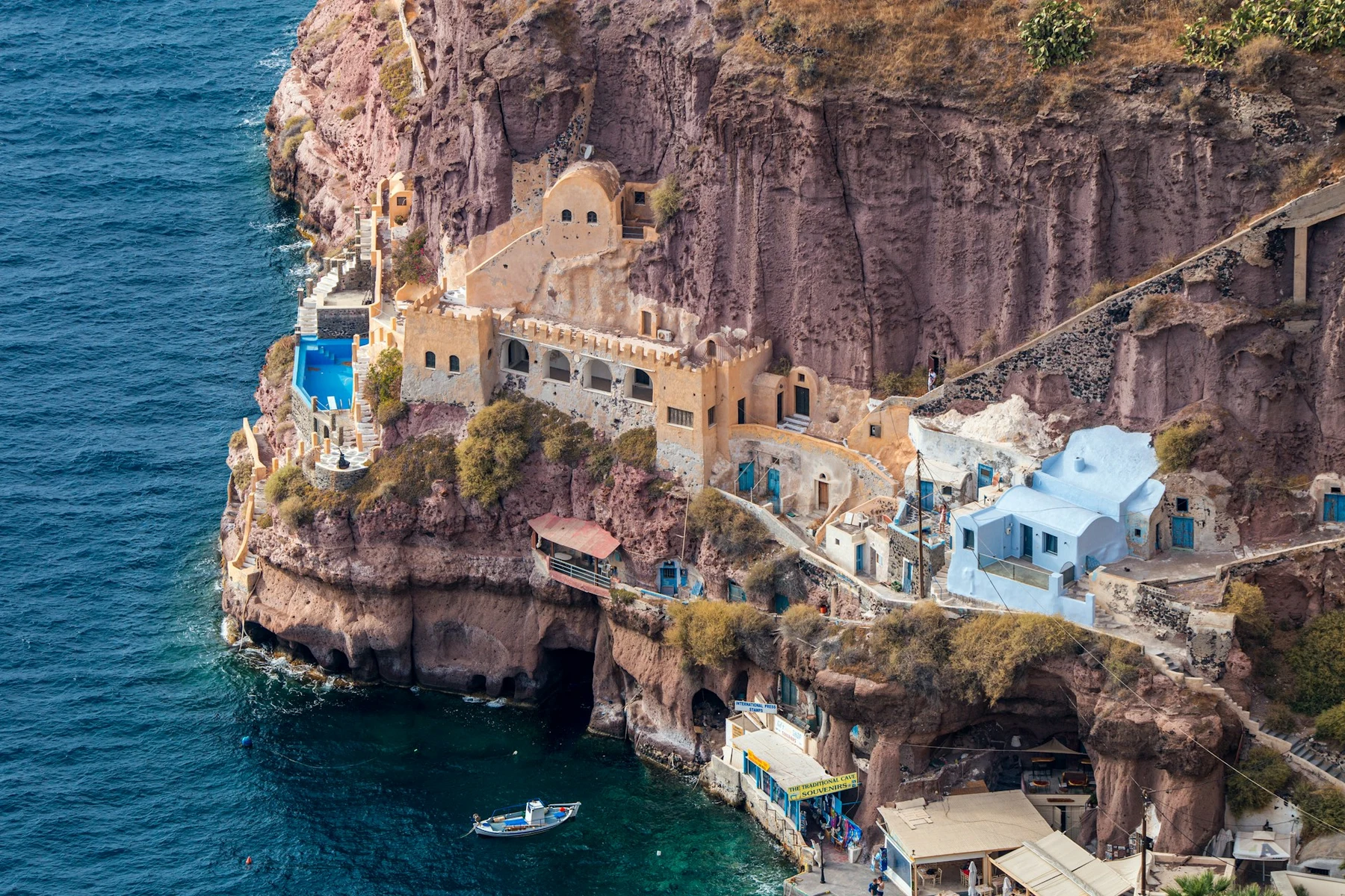La Isla de Zafiro: Cómo sobrevivir a Santorini sin ser devorado por el postureo