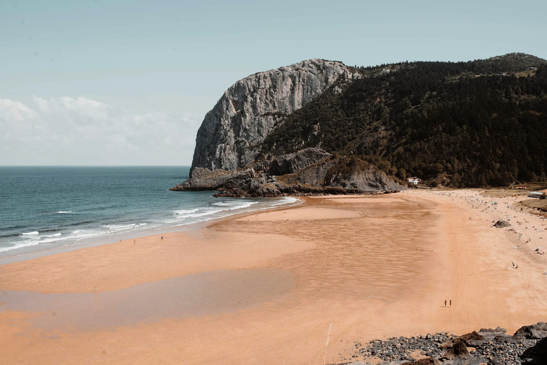🌊 Costa Vasca: Acantilados de vértigo, pueblos marineros y mucha magia