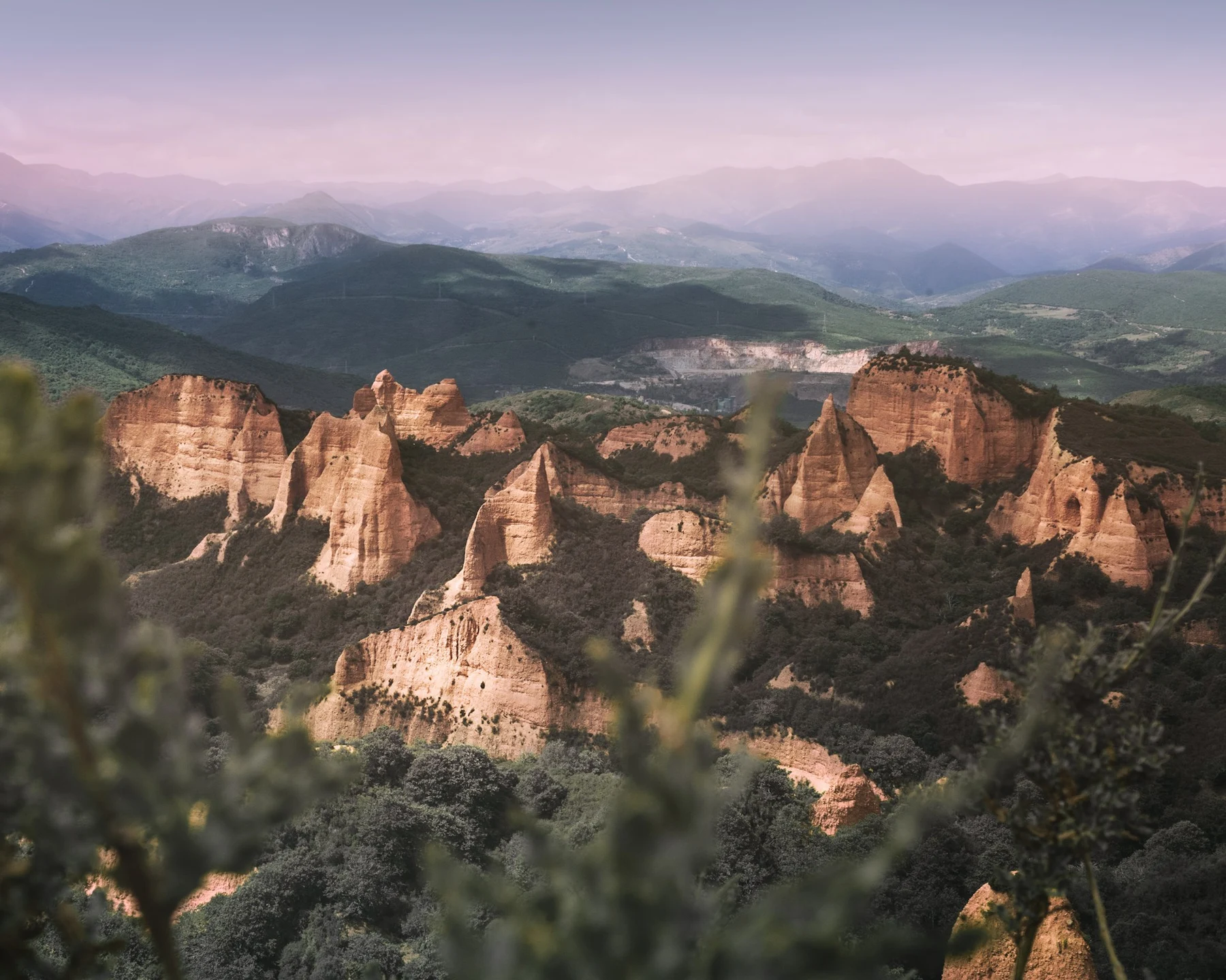 🌄 El Bierzo: El paisaje marciano en España que tienes que pisar una vez en la vida
