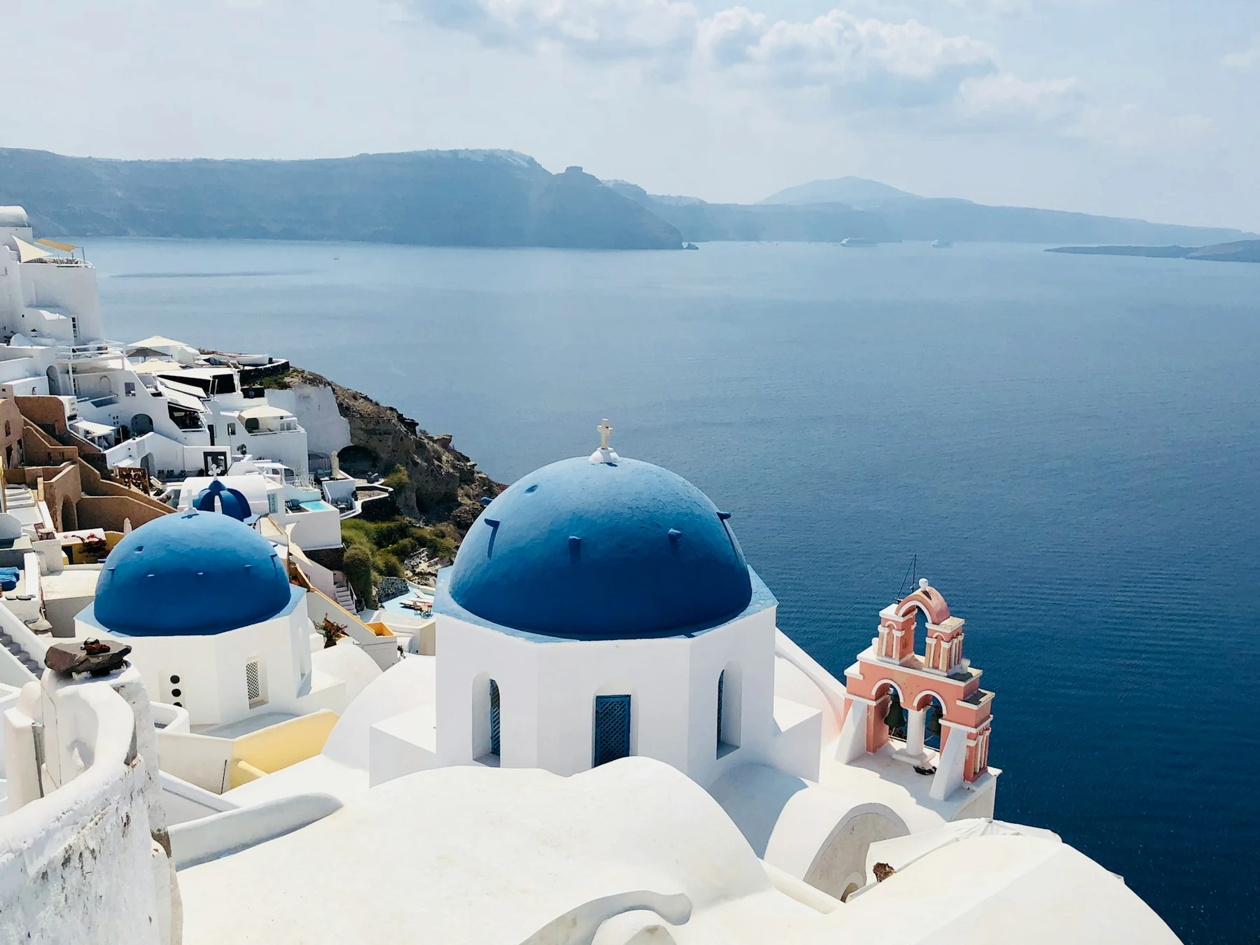 🌅 La Isla de Zafiro: Cómo sobrevivir a Santorini sin ser devorado por el postureo