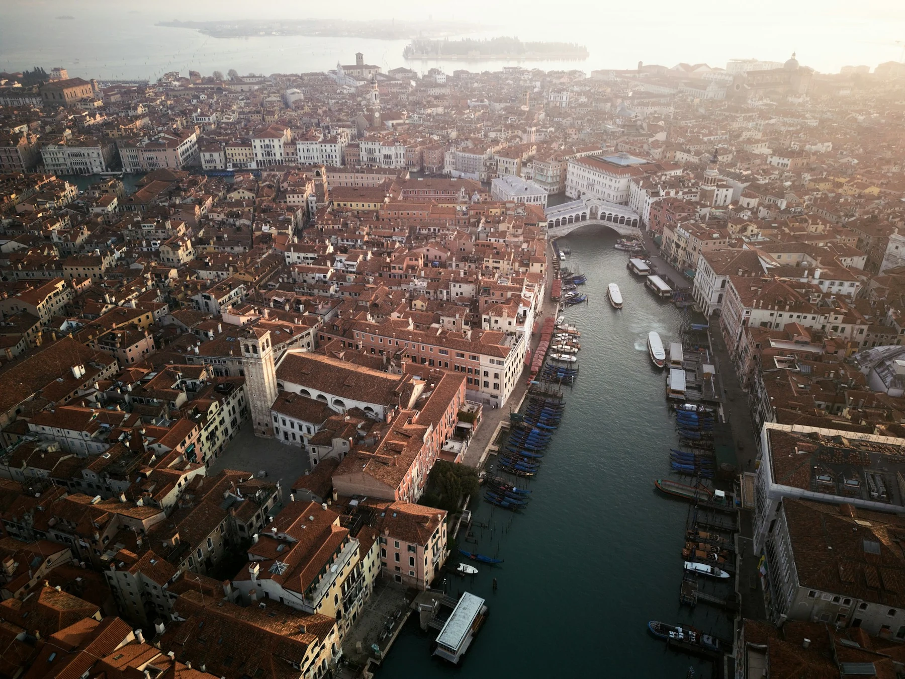 🎭 La Ciudad Flotante: Cómo navegar por Venecia sin arruinarse en el intento