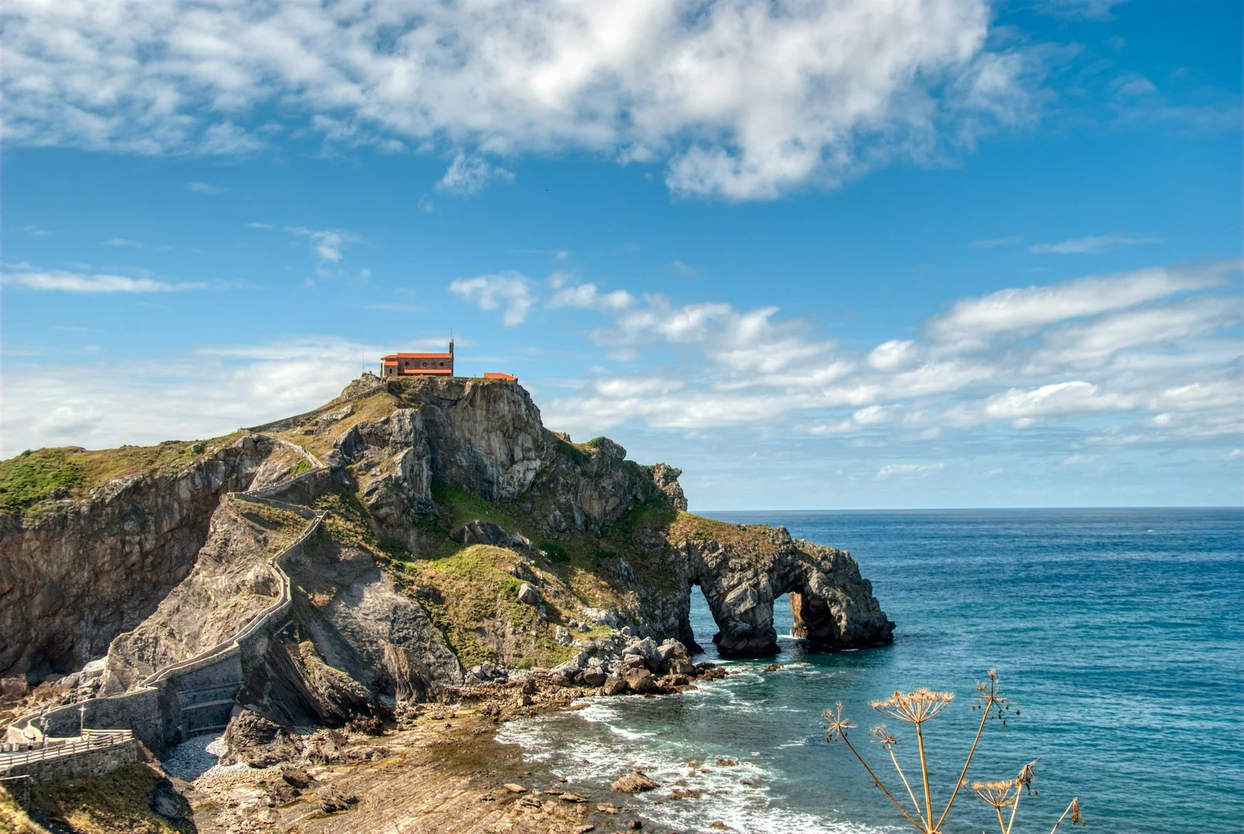 🌊 Costa Vasca: Acantilados de vértigo, pueblos marineros y mucha magia