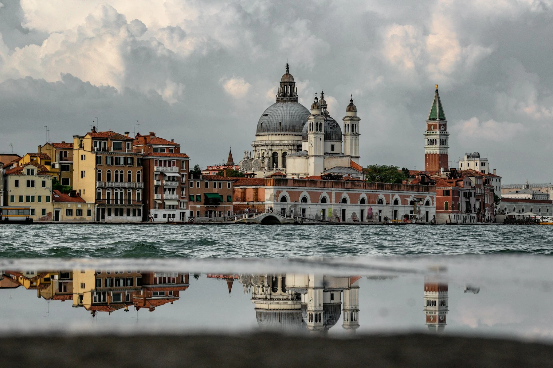 🎭 La Ciudad Flotante: Cómo navegar por Venecia sin arruinarse en el intento