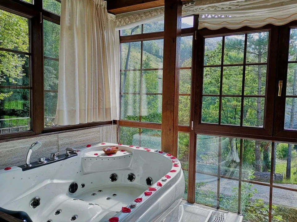 🍃 Estancia Romántica en Suite con Jacuzzi + Desayunos + Cava