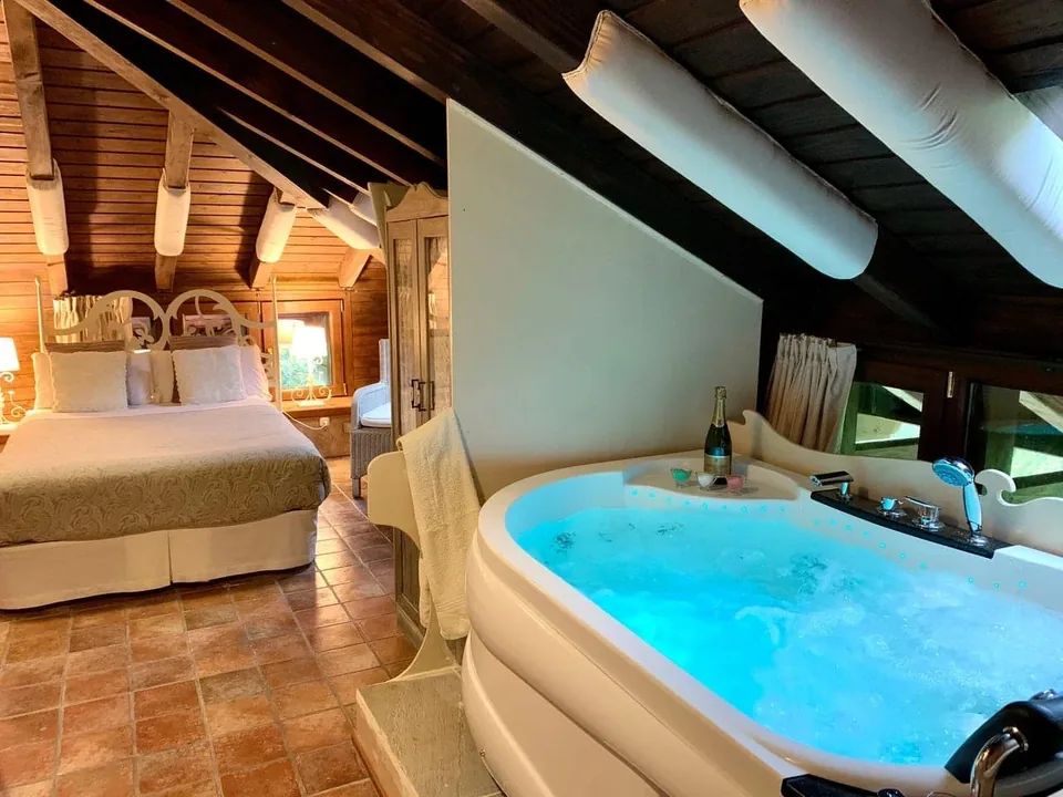 🍃 Estancia Romántica en Suite con Jacuzzi + Desayunos + Cava