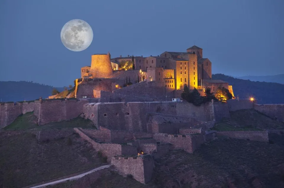 🏰 Impresionante Castillo Medieval del Siglo IX en Barcelona