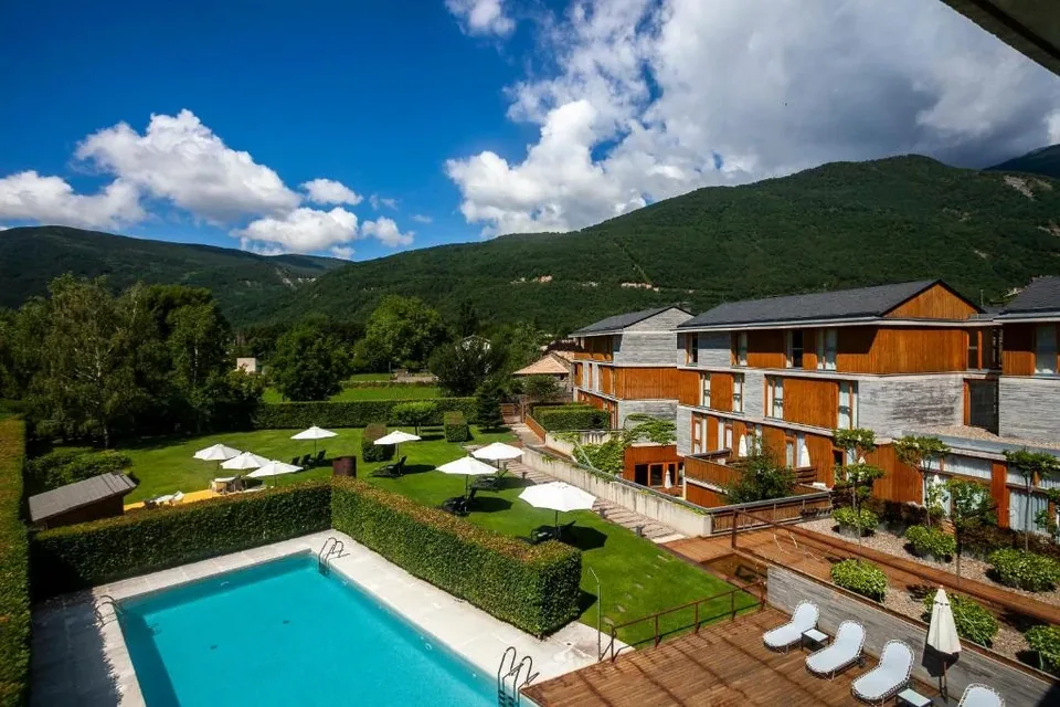 🏔️ Biescas: Hotelazo + Desayuno + Zona Relax + Bombones