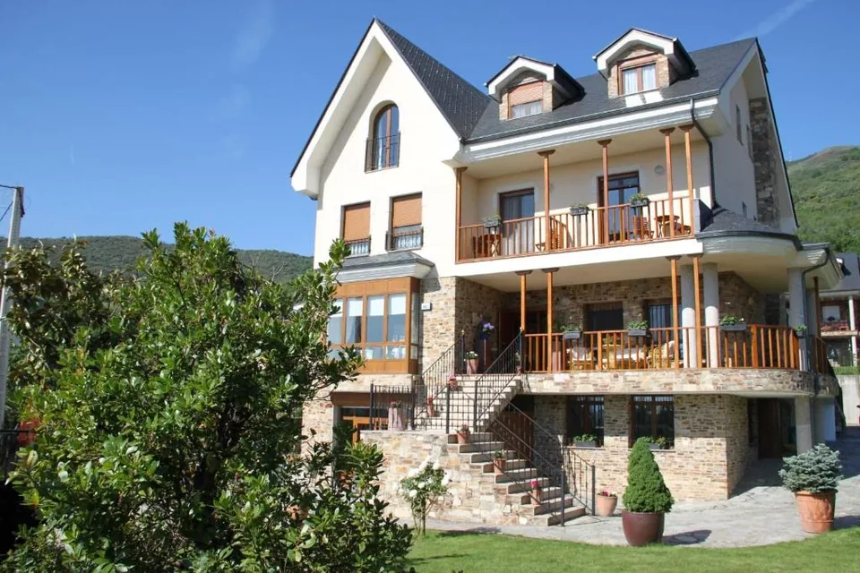 🍷 León: Hotel 3* + Media Pensión + Detalle de Bienvenida
