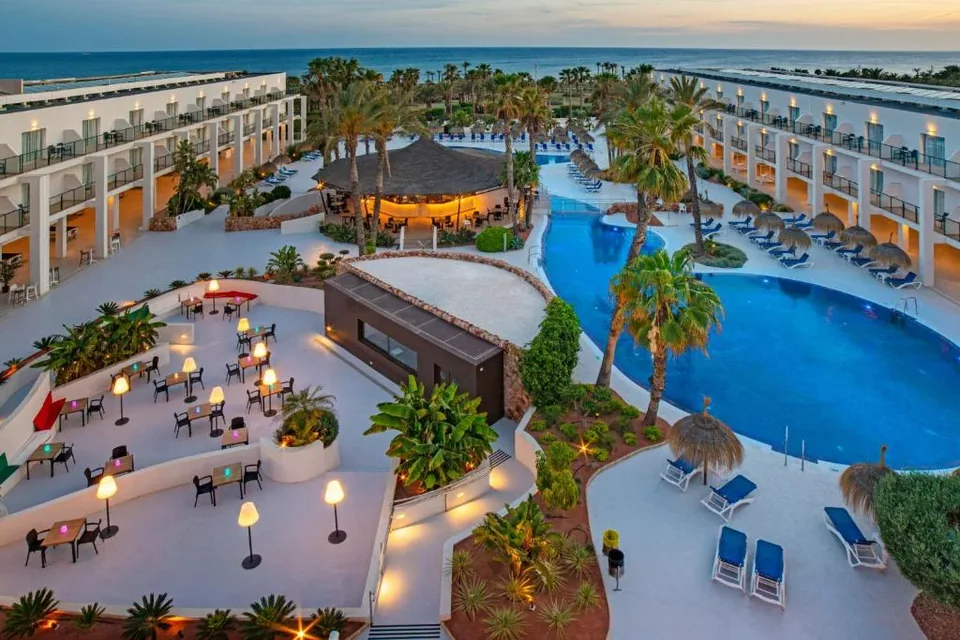 🍽️ Resort 4* + Desayunos + Cenas en El Toyo