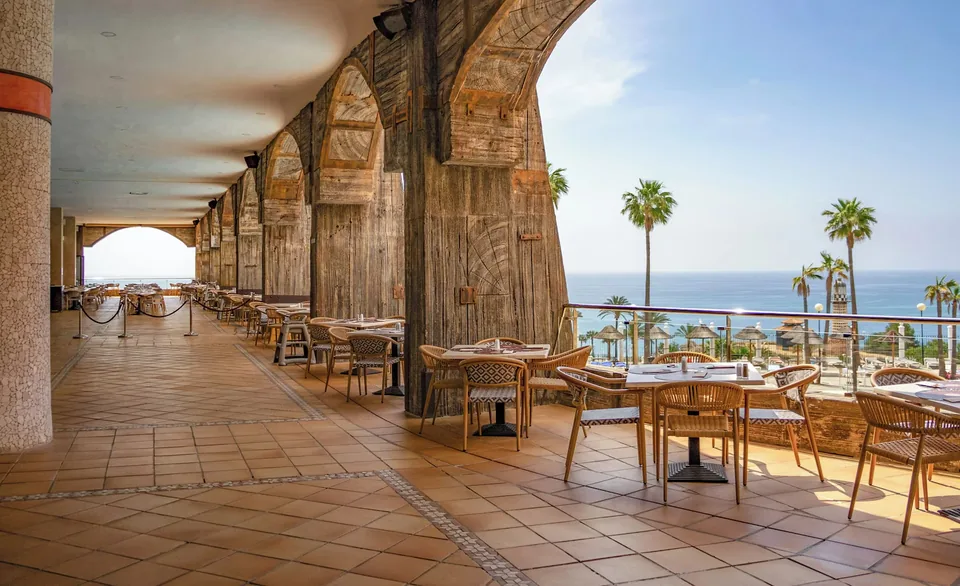 🗿 Benalmádena: Hotel Polinesio Temático 4* + Desayuno