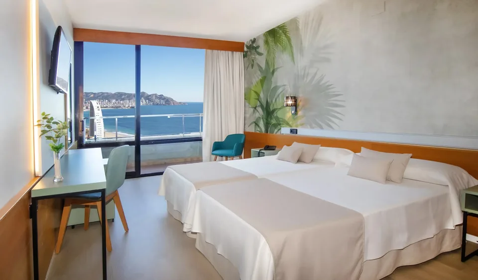🏙️ ¿Vistas de infarto? ¡Escápate a Benidorm y duerme en el hotel más alto de Europa! 🏖️
