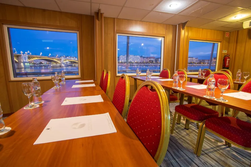 🚢¡Escapada Flotante a Budapest! 4 Días con Vuelos + Hotel Barco + Desayuno