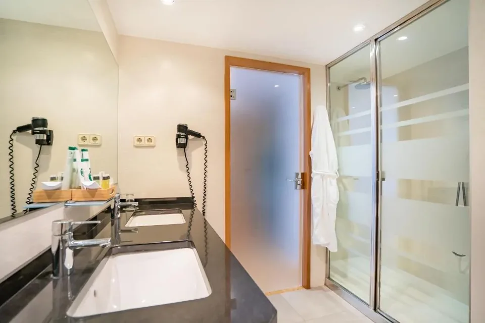 🏨 Santander: Hotel 4* + Habitación con terraza + Desayuno + Botella de Cava