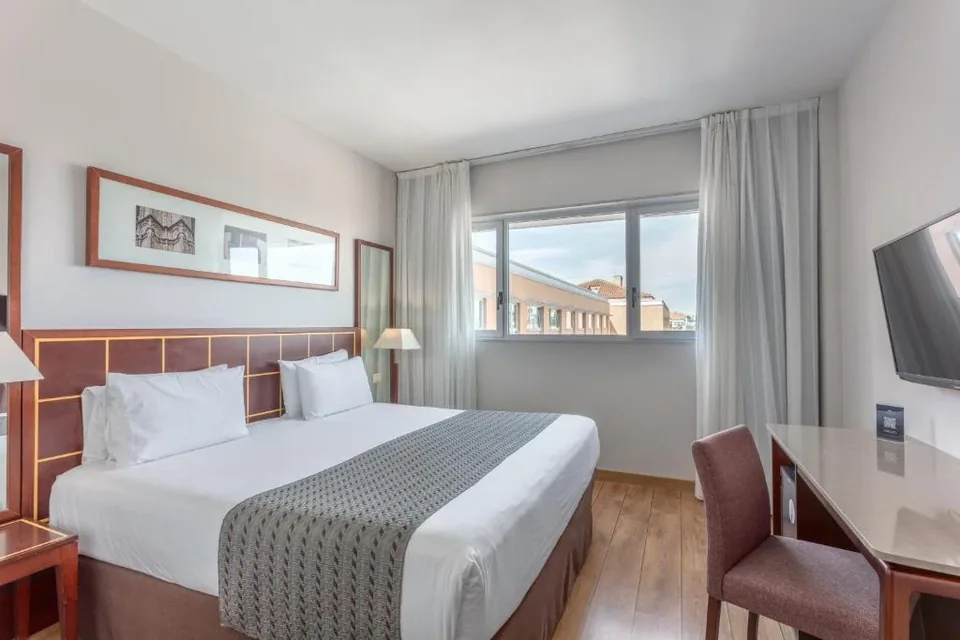 ⚔️ Hotel 4* en Toledo + Entradas a Puy du Fou