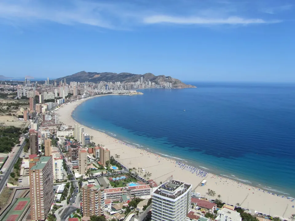 🏙️ ¿Vistas de infarto? ¡Escápate a Benidorm y duerme en el hotel más alto de Europa! 🏖️