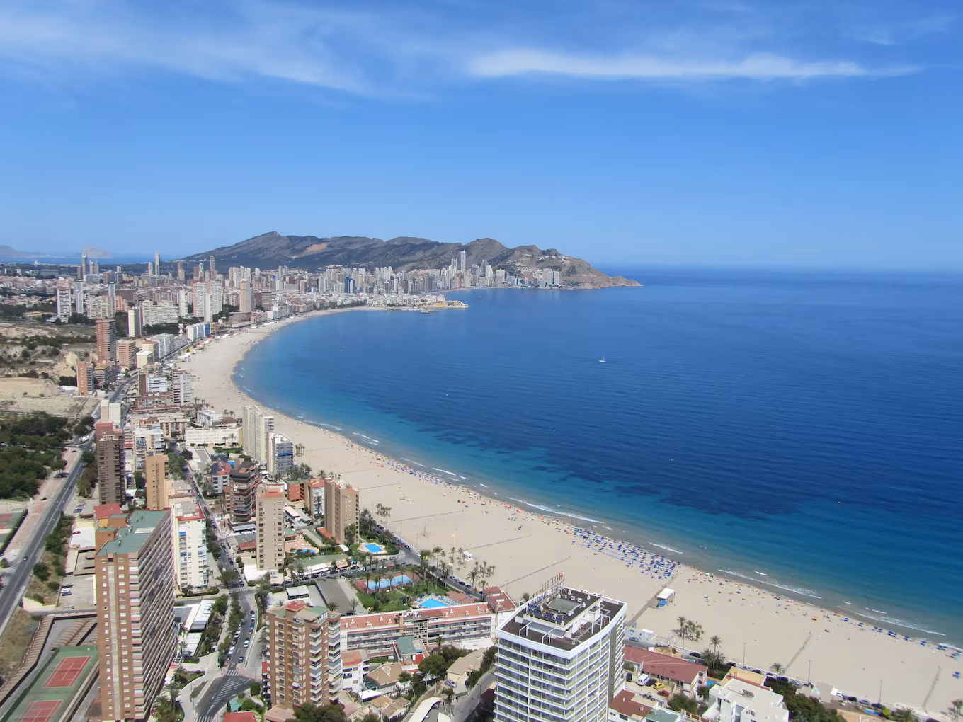 🏙️ ¿Vistas de infarto? ¡Escápate a Benidorm y duerme en el hotel más alto de Europa! 🏖️