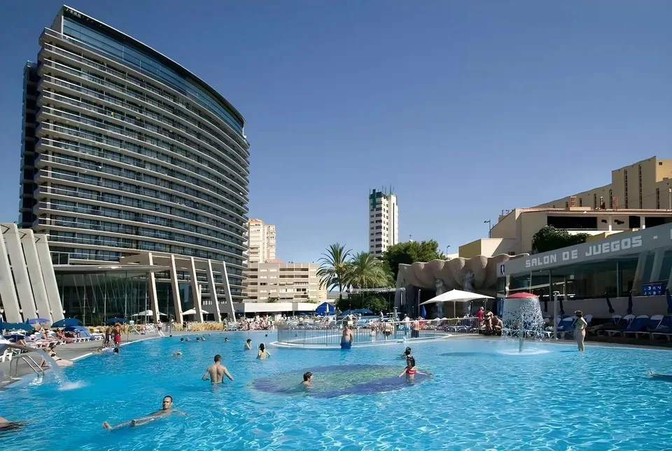 🏙️ ¿Vistas de infarto? ¡Escápate a Benidorm y duerme en el hotel más alto de Europa! 🏖️