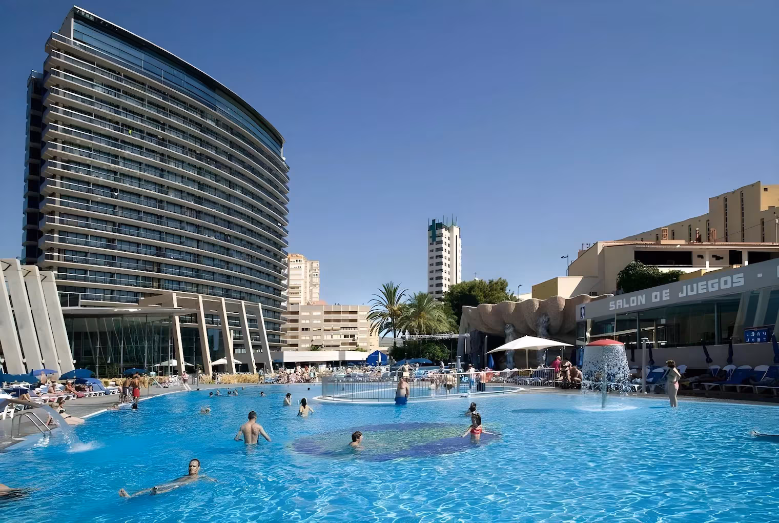 🏙️ ¿Vistas de infarto? ¡Escápate a Benidorm y duerme en el hotel más alto de Europa! 🏖️