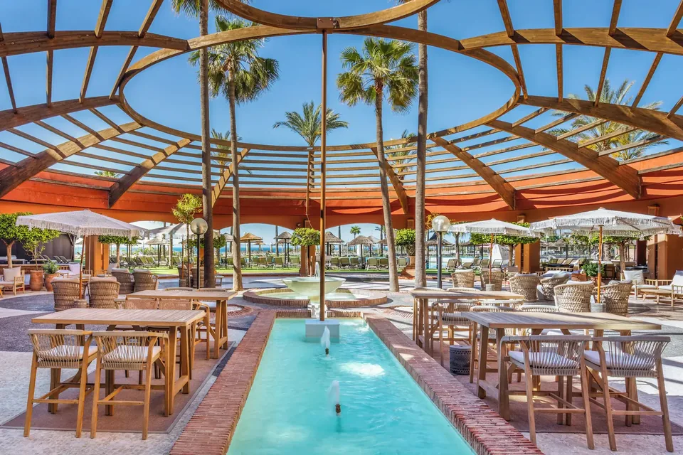🗿 Benalmádena: Hotel Polinesio Temático 4* + Desayuno