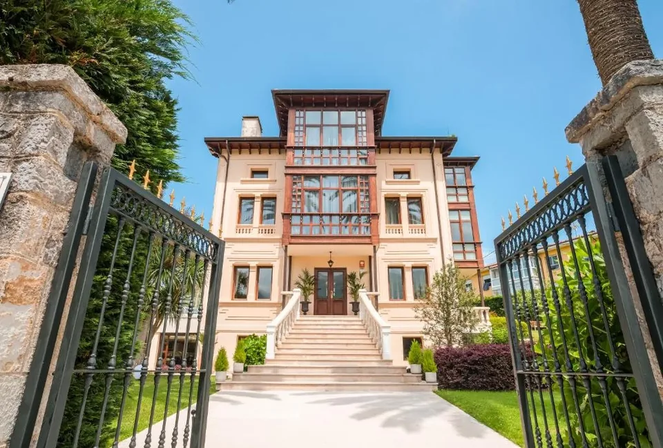 🏛️ Elegante y Exclusivo Hotel Boutique con Alma Indiana en Llanes