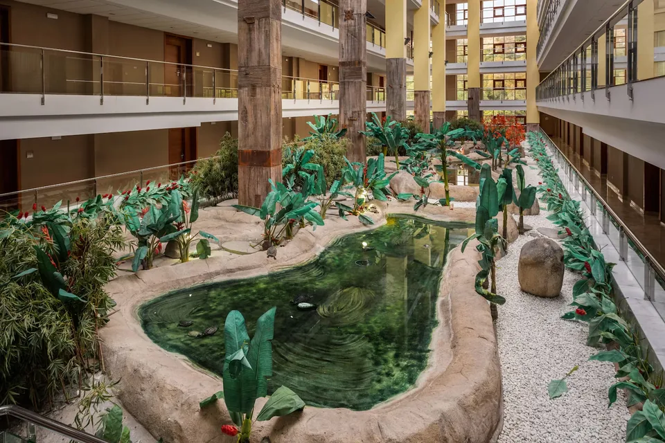 🗿 Benalmádena: Hotel Polinesio Temático 4* + Desayuno