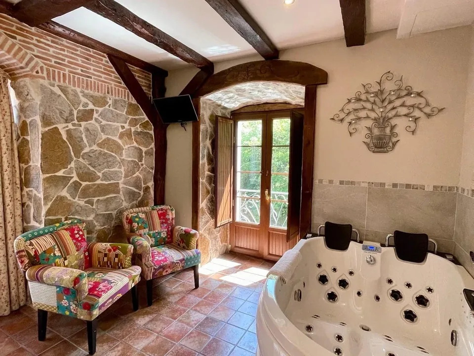 🍃 Estancia Romántica en Suite con Jacuzzi + Desayunos + Cava