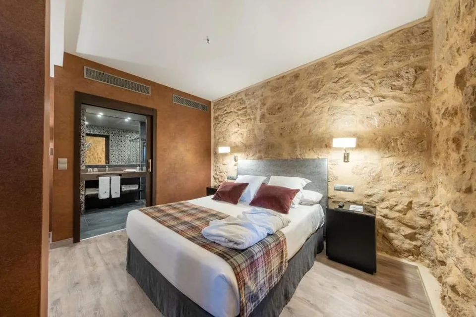 ⛪️ Hotelazo 4* con SPA bajo Patio Renacentista