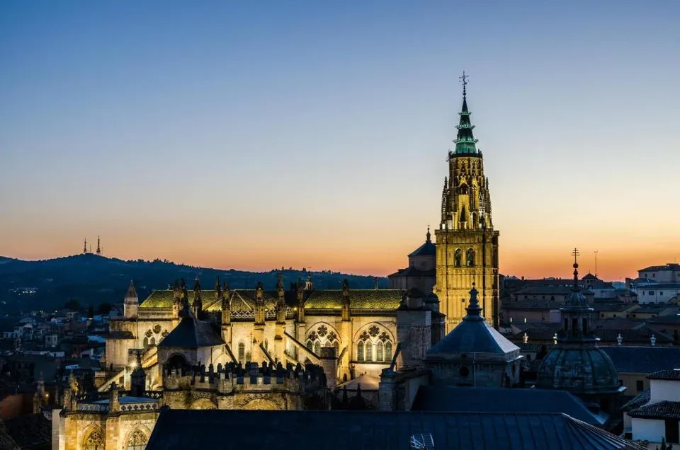 🏰 Toledo: Hotel 3* + Entradas Puy du Fou