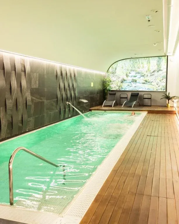 🏨 A Coruña: Hotel 4* + Desayuno + Spa + Botella de Cava + Salida Tardía
