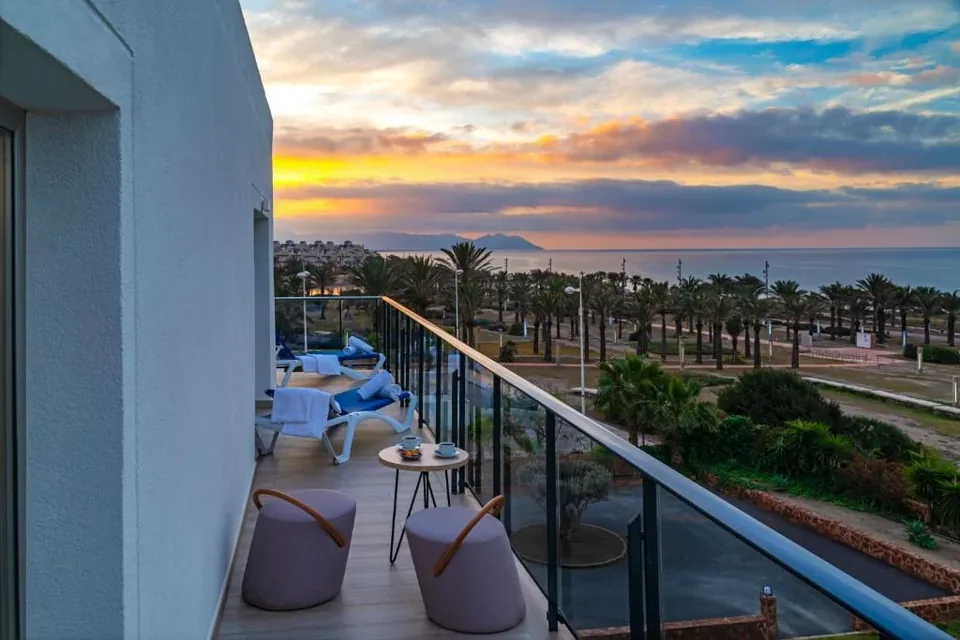 🍽️ Resort 4* + Desayunos + Cenas en El Toyo