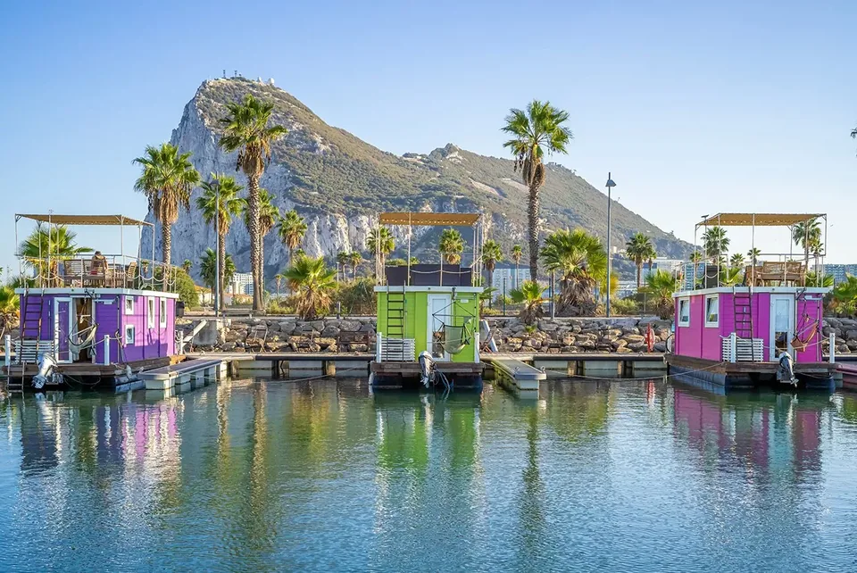 🌅 ¡Duerme flotando sobre el mar! Una experiencia única en unas Casas Flotantes⚓