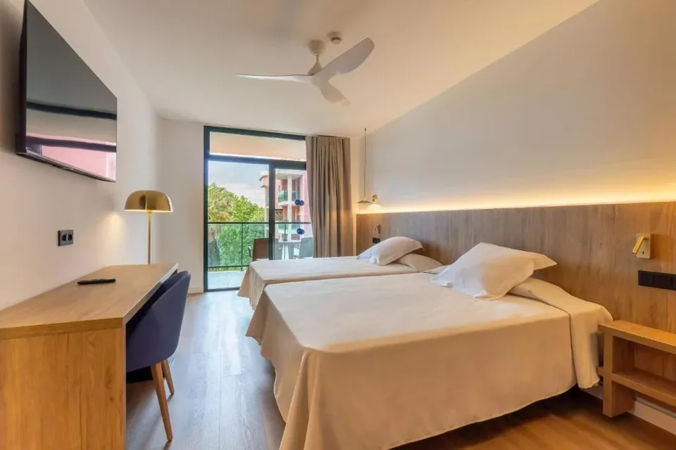 🏖️ Chollo en Salou con Media Pensión en Hotel con Toboganes