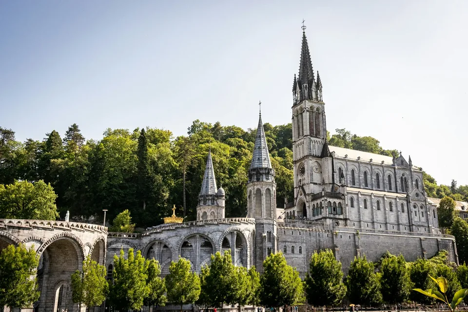 🕯️ Lourdes (Francia): Noche en Hotel 3★ junto a los Santuarios