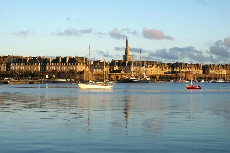 FR 👑 Saint-Malo: Hotel 4* + Desayuno + Copa de Bienvenida