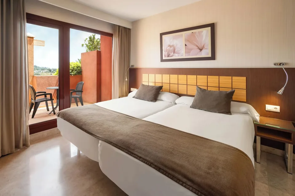 🗿 Benalmádena: Hotel Polinesio Temático 4* + Desayuno