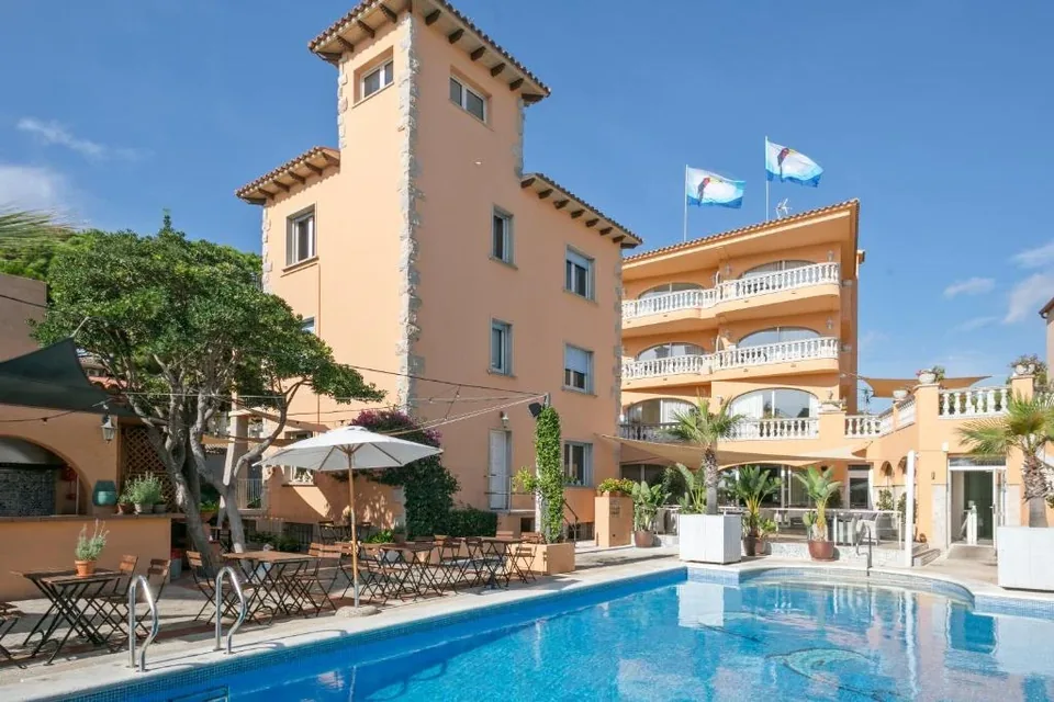 🌞 Costa Brava: Apartamento para 4 en Hotel 4* + Desayuno