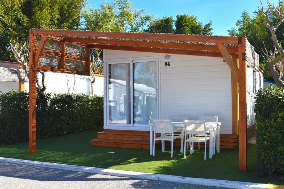 🌴 Costa Blanca: Fin de Semana de 2 Noches en Bungalow entre Palmeras