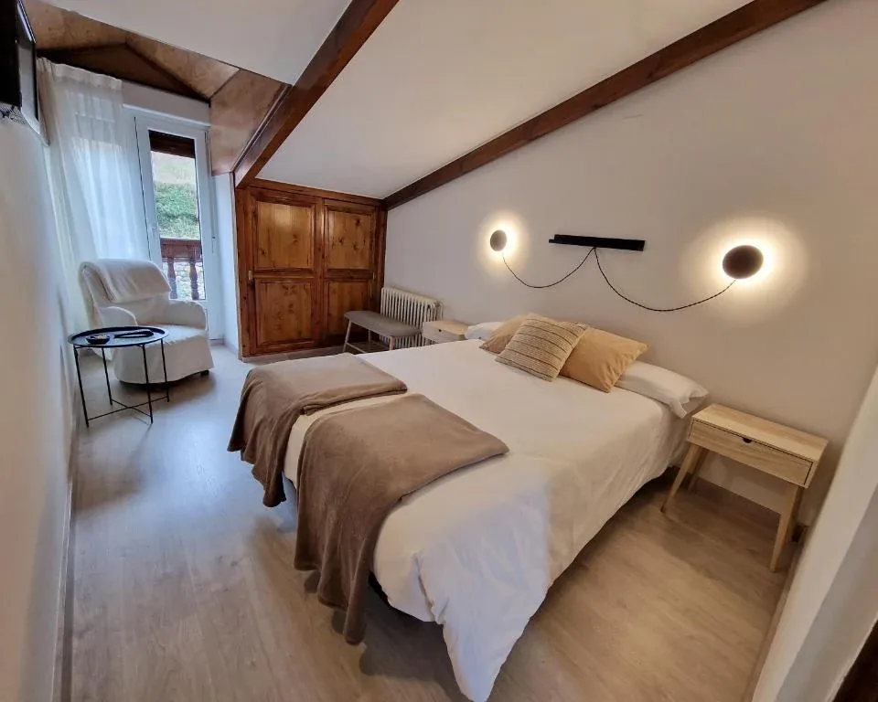 🏔️ Cantabria: Hostal + Media Pensión +Detalle de Bienvenida