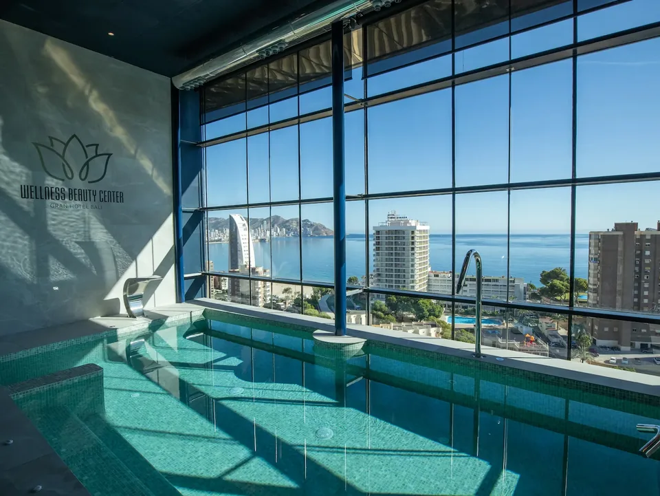 🏙️ ¿Vistas de infarto? ¡Escápate a Benidorm y duerme en el hotel más alto de Europa! 🏖️